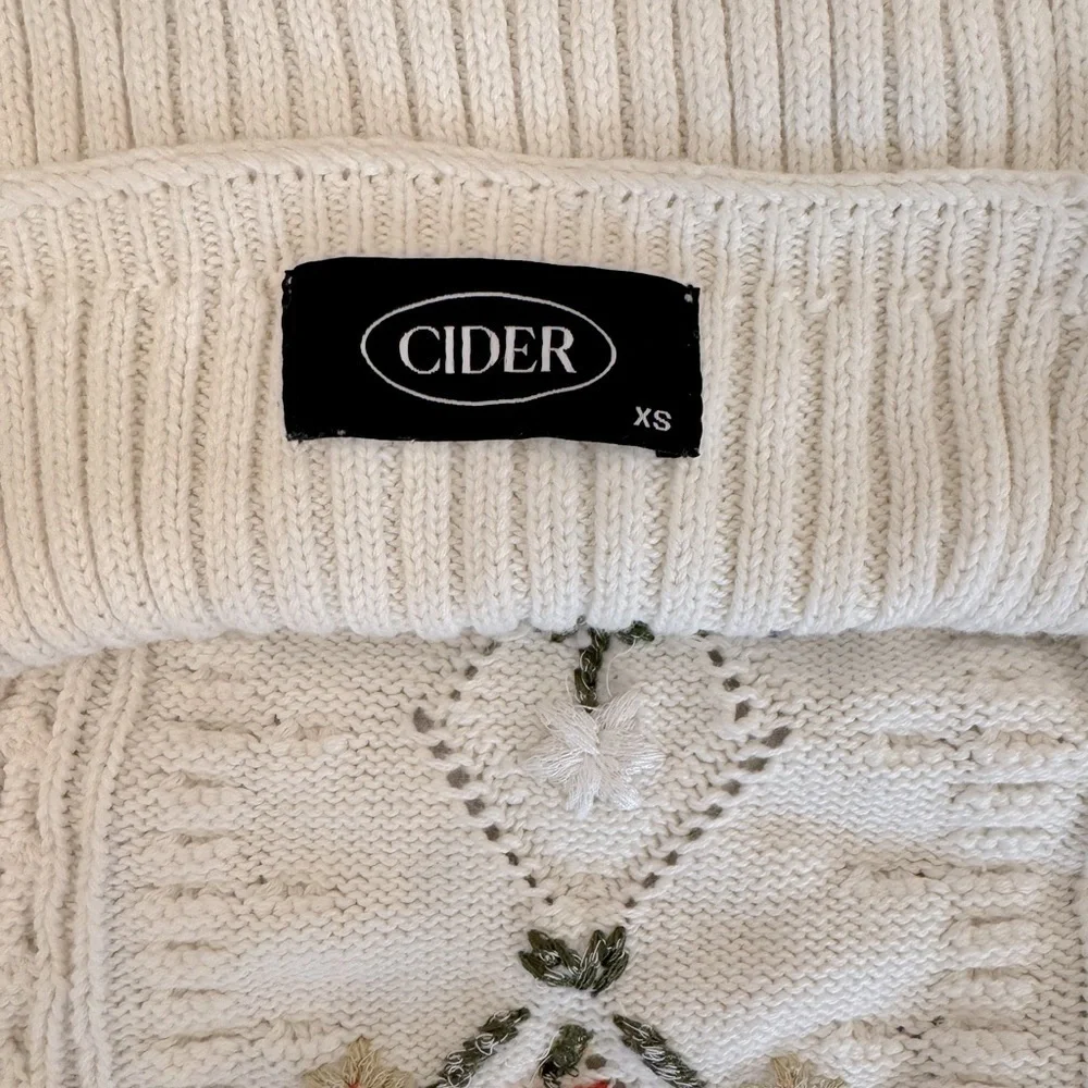 White Knit Tank Crop with Floral Embroidery - Picture 4 of 5